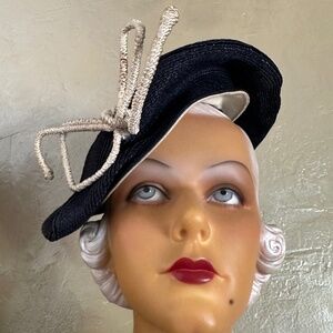 ADORABLE 1940s' NAVY STRAW BERET WITH OFF-WHITE CORDED TRIM